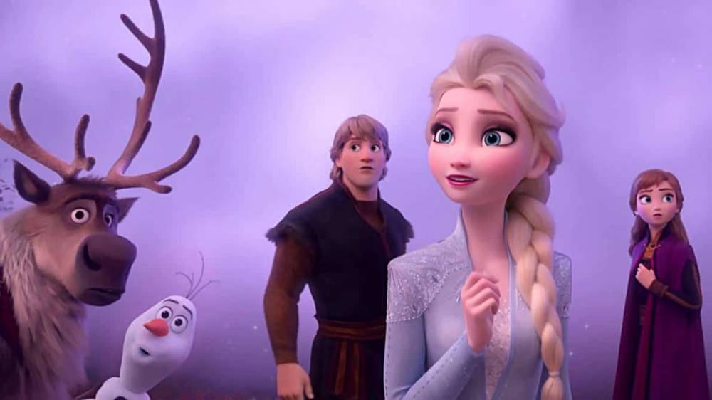 Image tirée du film d'animation "la reine des neiges", mettant en vedette les personnages Kristoff, Sven le renne et Olaf le bonhomme de neige, avec la princesse Elsa et Anna dans un t-shirt violet