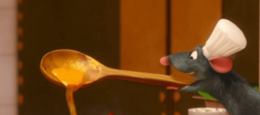 Un rat de dessin animé portant une toque de chef teste la soupe avec une cuillère en bois et la verse sur des assiettes de spaghetti soigneusement plaquées.