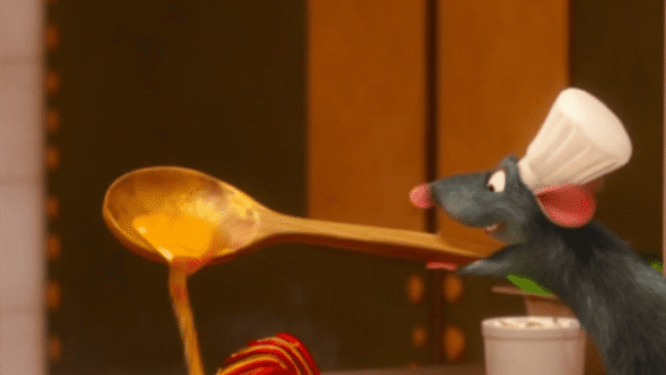 Un rat de dessin animé portant une toque de chef teste la soupe avec une cuillère en bois et la verse sur des assiettes de spaghetti soigneusement plaquées.