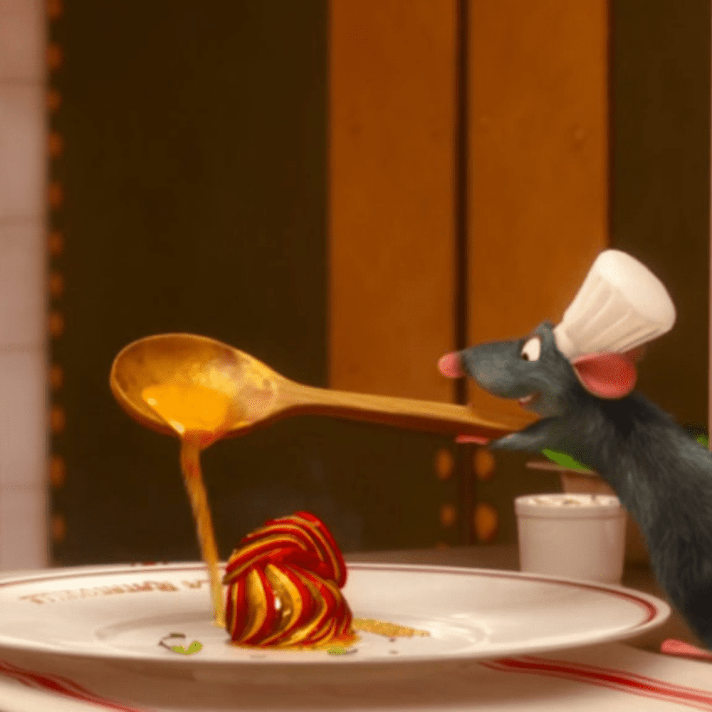 Un rat de dessin animé portant une toque de chef teste la soupe avec une cuillère en bois et la verse sur des assiettes de spaghetti soigneusement plaquées.
