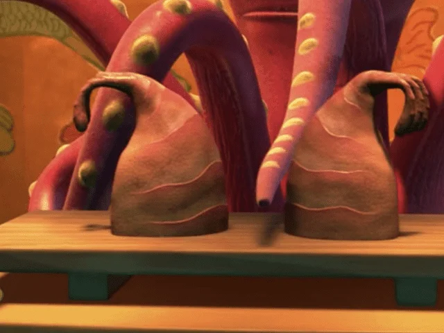 Une image en gros plan de deux grandes chaussures animées violettes et poussiéreuses sur une étagère, présentées dans un film de Disney, avec un soupçon de tentacules enroulées autour d'elles dans un décor fantaisiste.
