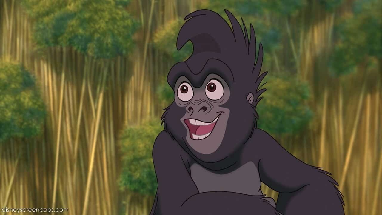 Illustration d'un joyeux gorille de personnage de Disney avec une expression ludique, sur un arrière-plan flou de grands bambous verts.