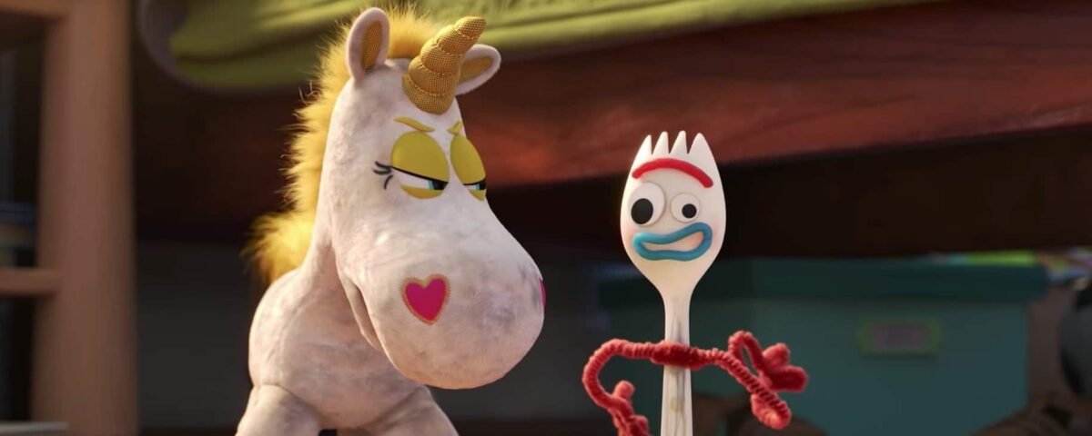 Personnages animés de Toy Story, dont une peluche licorne avec une corne dorée et un nez en forme de cœur, et Forky, une cuillère avec des yeux écarquillés et des bras de cure-pipe rouges, dans un enfant
