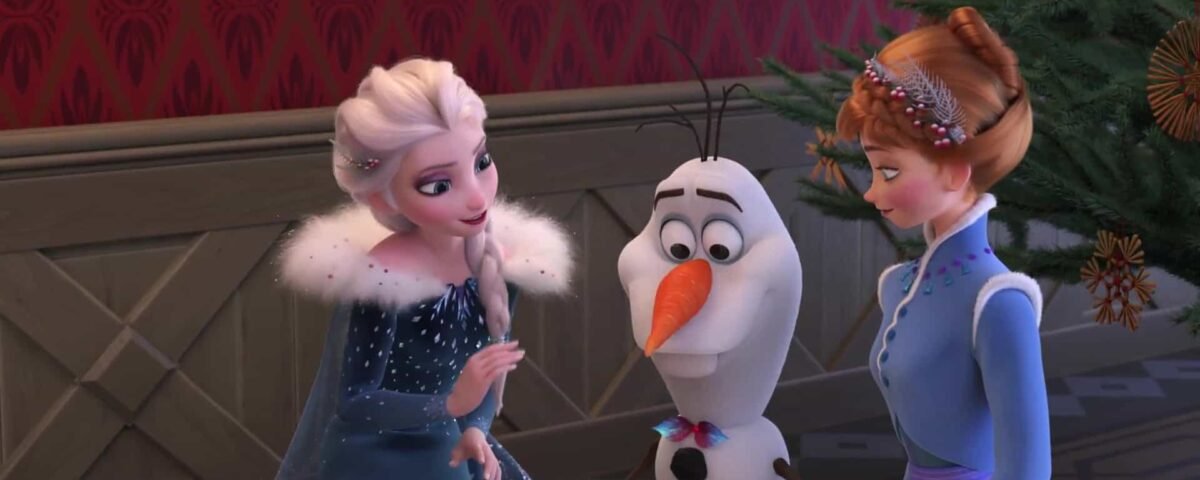 Elsa, Anna et Olaf de "La Reine des Neiges" de Disney discutant près d'un sapin de Noël, avec Elsa en robe bleu hiver, Anna en robe bleu clair,