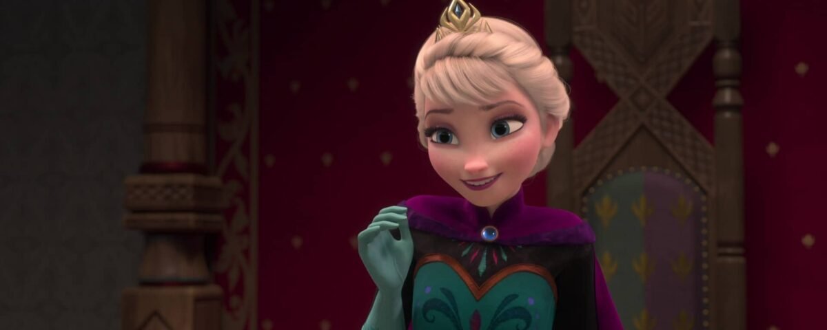 La reine Elsa d'Arendelle du film Disney "La Reine des Neiges", souriante et vêtue de sa robe de couronnement, debout dans une pose royale à l'intérieur du château.