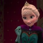La reine Elsa d'Arendelle du film Disney "La Reine des Neiges", souriante et vêtue de sa robe de couronnement, debout dans une pose royale à l'intérieur du château.