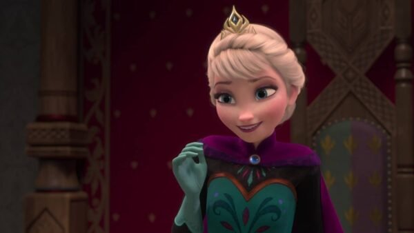 La reine Elsa d'Arendelle du film Disney "La Reine des Neiges", souriante et vêtue de sa robe de couronnement, debout dans une pose royale à l'intérieur du château.
