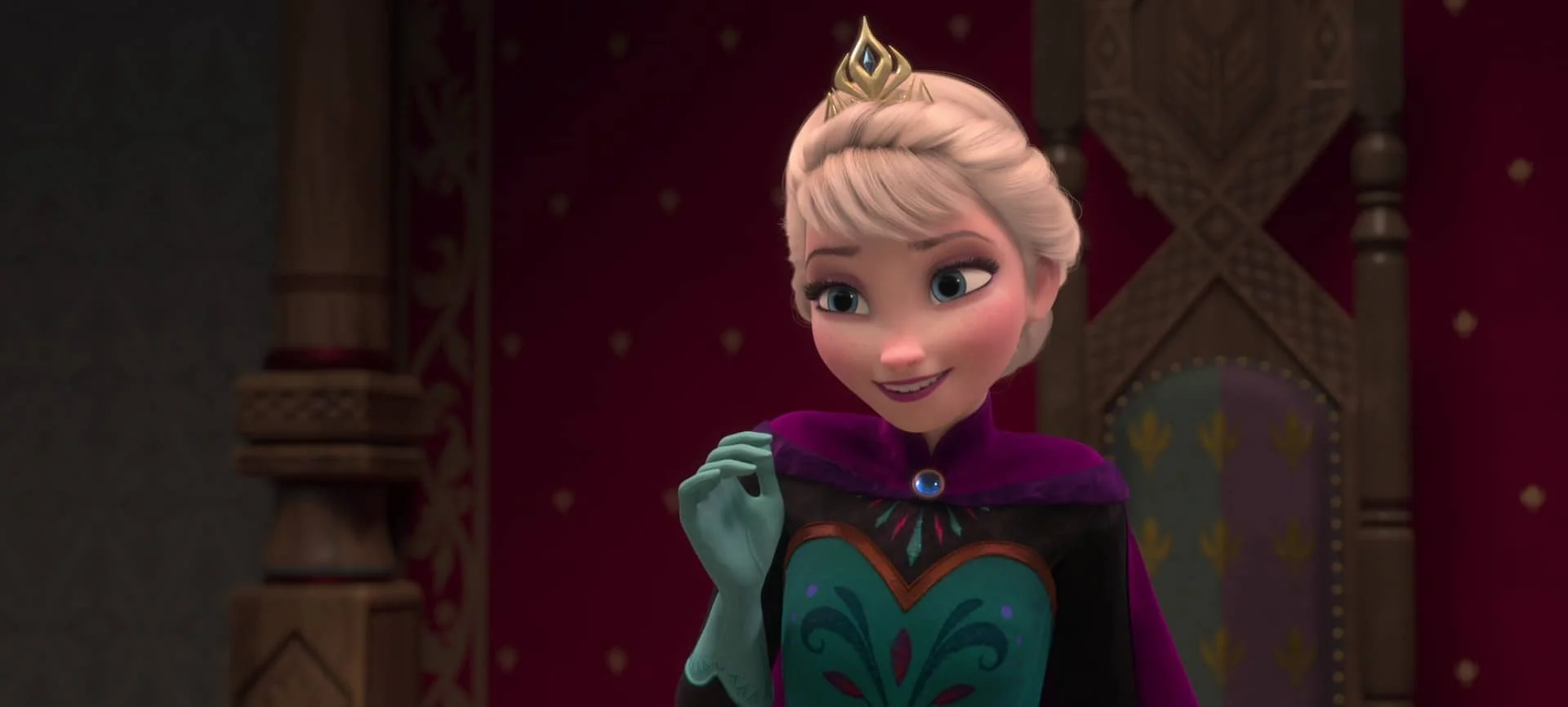La reine Elsa d'Arendelle du film Disney "La Reine des Neiges", souriante et vêtue de sa robe de couronnement, debout dans une pose royale à l'intérieur du château.