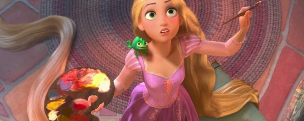 Le personnage animé Raiponce, aux longs cheveux blonds, tient un pinceau et une palette, assis à l'intérieur avec un caméléon vert sur son épaule.