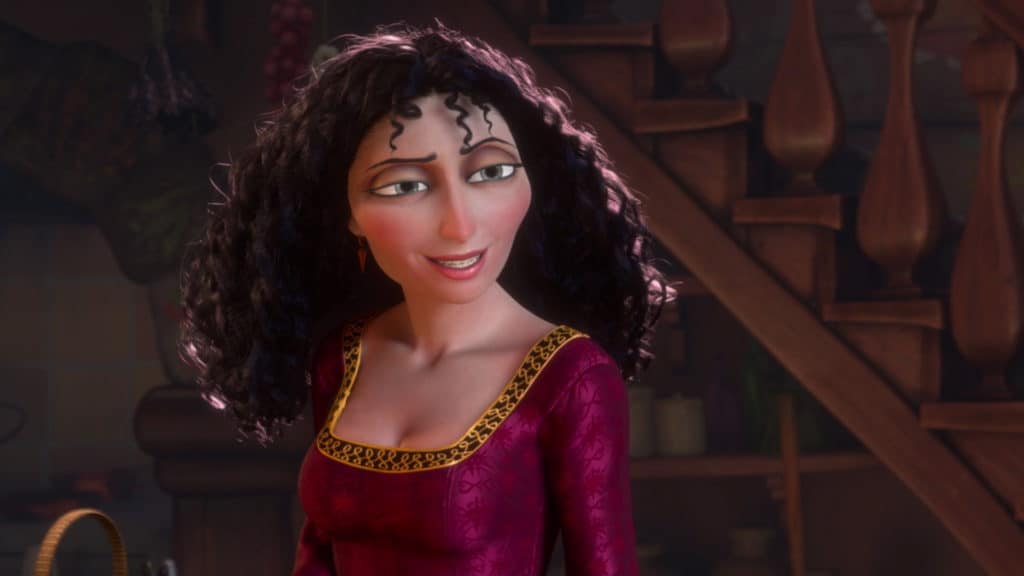 Raiponce. Un personnage Disney animé en 3D avec des cheveux noirs bouclés et une robe rouge, souriant chaleureusement dans une pièce confortable et faiblement éclairée avec un escalier en bois en arrière-plan.