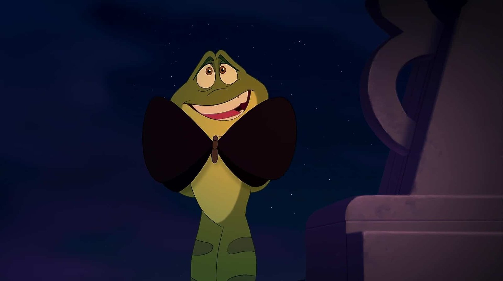 Une joyeuse chenille animée, un personnage de Disney, portant un nœud papillon, debout sous un ciel nocturne.