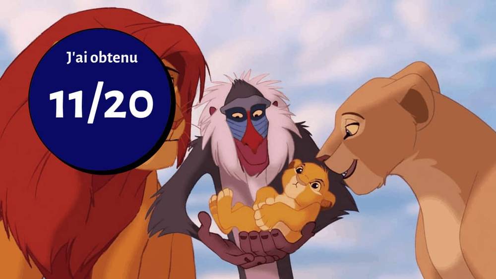 Une scène animée de "Le Roi Lion" avec Rafiki tenant bébé Simba à Mufasa, superposée d'un cercle bleu contenant le texte "j'ai obtenu 11/