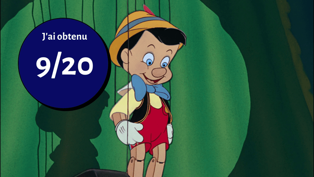 Pinocchio, un personnage de marionnette en bois issu d'un conte de fées classique, se tient dans une forêt avec une expression surprise. Un cercle bleu avec le texte "j'ai obtenu 9/20" en superposition