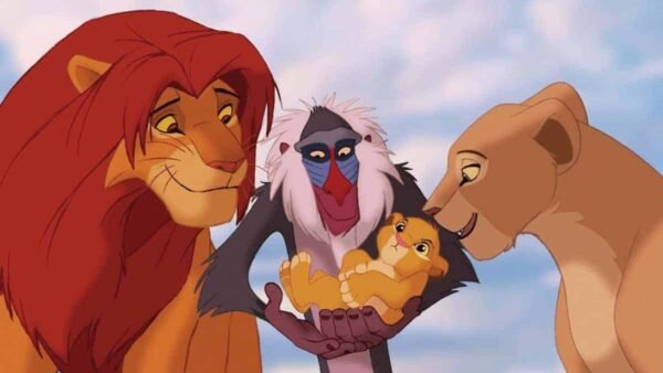 Une scène de "Le Roi Lion" montrant les lions adultes Simba et Nala, avec le mandrill Rafiki tenant leur petit alors qu'ils les regardent affectueusement.