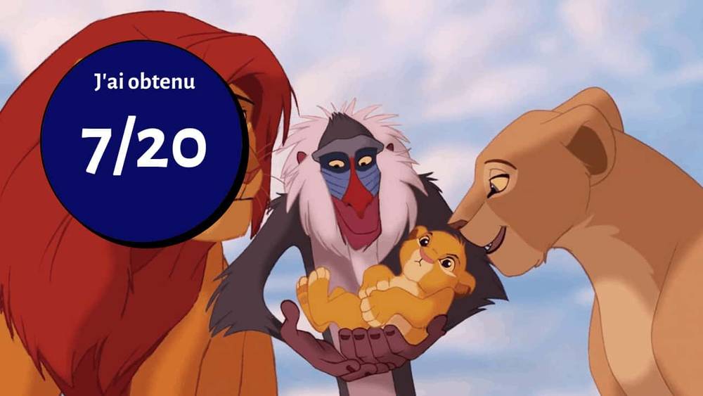 Une scène animée de "Le Roi Lion" montrant Rafiki tenant bébé Simba dans ses bras sous le regard de Mufasa, recouverte du texte "j'ai obtenu 7/20" dans