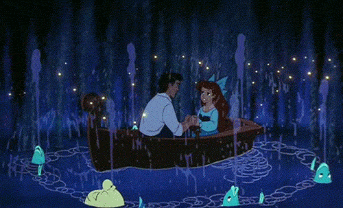 Ariel et le prince Eric partagent une promenade romantique en bateau entourés de grenouilles chantantes dans un lagon bleu éclatant, tiré de l'adaptation animée du conte de fées français "La Petite Sirène".