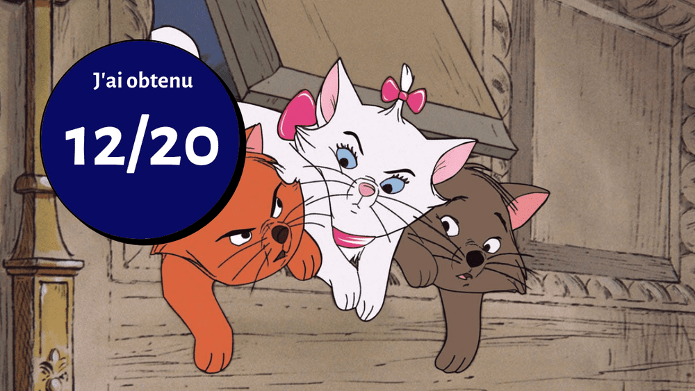 Trois chats animés, un blanc avec un noeud rose, un orange et un marron, apparaissent à côté d'un badge bleu indiquant "j'ai obtenu 12/20" dans un décor de maison caricaturale.
