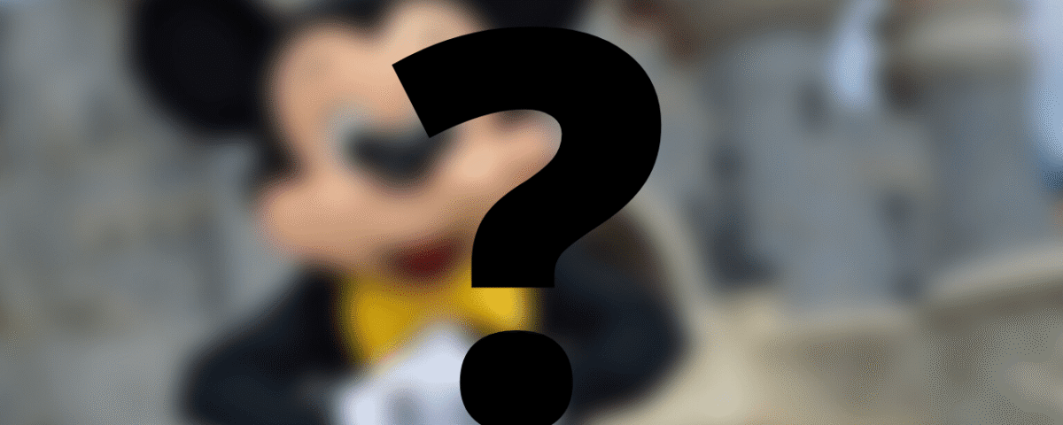 Une illustration colorée de Mickey Mouse et d'autres personnages debout sur un arrière-plan flou.