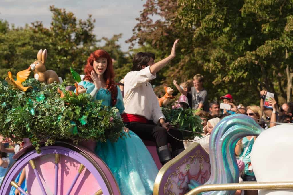 Ariel et son prince dans La Petite Sirène lors de la Disney Magic On Parade à Disneyland Paris.