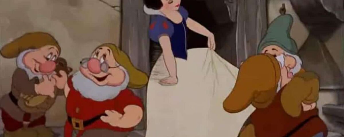 Blanche-neige danse de joie entourée des sept nains dans une chaleureuse chaumière en bois.