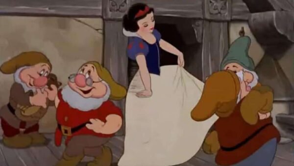 Blanche-neige danse de joie entourée des sept nains dans une chaleureuse chaumière en bois.