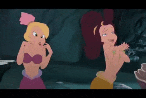 Les sirènes animées du conte de fées "La Petite Sirène" de Hans Christian Andersen chantent et dansent sous l'eau ; l'un aux cheveux blonds violets et l'autre aux cheveux bruns verts.