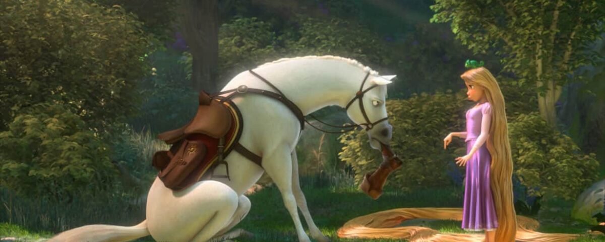 Une scène d'un film d'animation mettant en scène Raiponce, aux longs cheveux blonds, debout à côté d'un cheval blanc agenouillé sur un chemin forestier, baigné de soleil filtrant à travers les arbres.