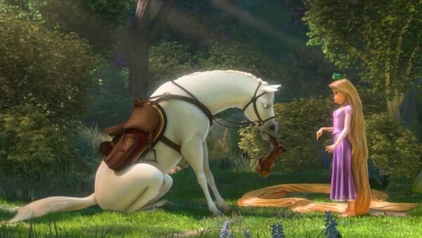 Une scène d'un film d'animation mettant en scène Raiponce, aux longs cheveux blonds, debout à côté d'un cheval blanc agenouillé sur un chemin forestier, baigné de soleil filtrant à travers les arbres.