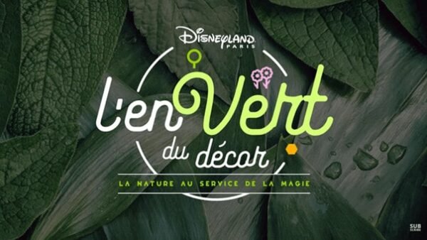 Graphique présentant le logo "l'envert du décor" sur fond feuillu vert, symbolisant l'initiative de Disneyland Paris axée sur la nature et la magie. Le logo comprend du texte stylisé et