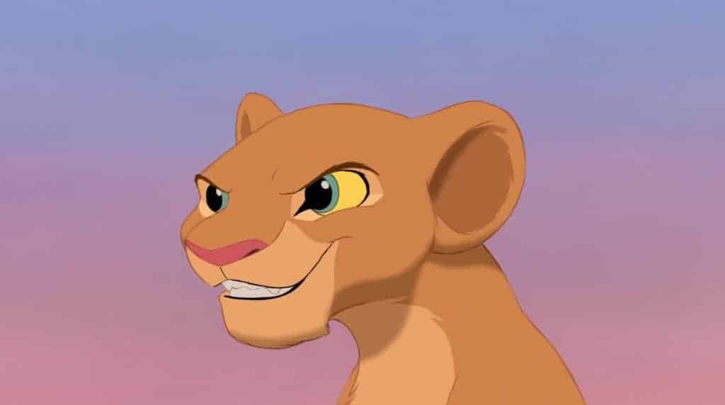 Image animée en gros plan de Simba, un jeune lion du Roi Lion, affichant une expression joyeuse sur un fond violet et rose doux.