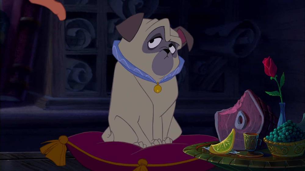 Un carlin de dessin animé Disney assis sur un coussin violet à côté d'une table dressée avec une rose sous un dôme de verre, une tranche de gâteau et une tasse de thé, le tout dans un endroit faiblement éclairé