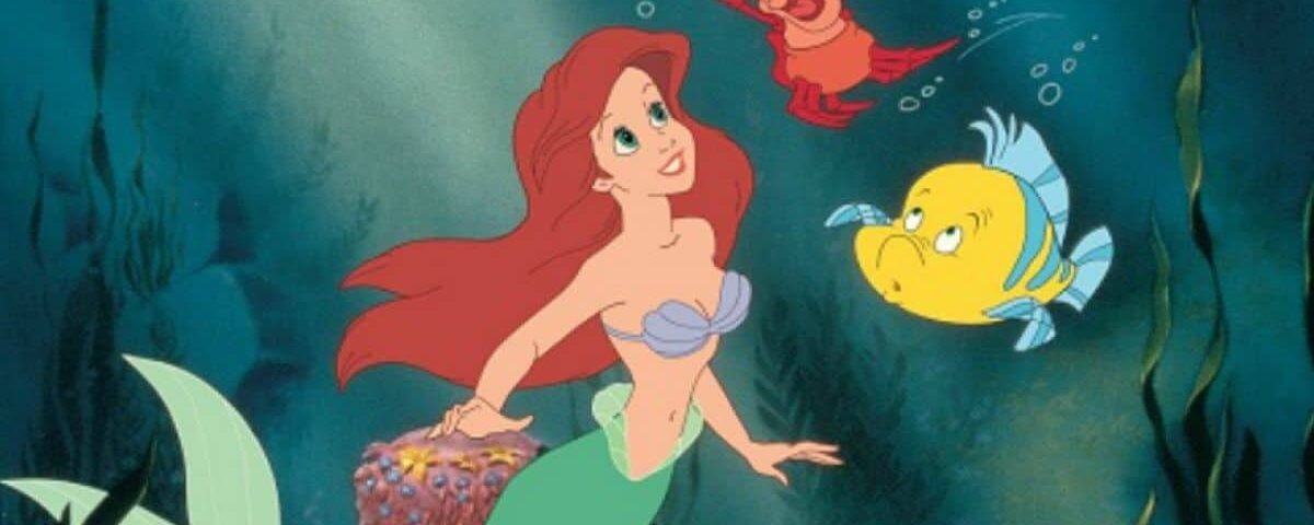 Ariel, une sirène aux longs cheveux roux, et ses amis, Sébastien le crabe et Flounder le poisson, dans une scène sous-marine de "La Petite Sirène.