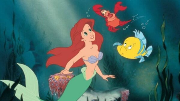 Ariel, une sirène aux longs cheveux roux, et ses amis, Sébastien le crabe et Flounder le poisson, dans une scène sous-marine de "La Petite Sirène.