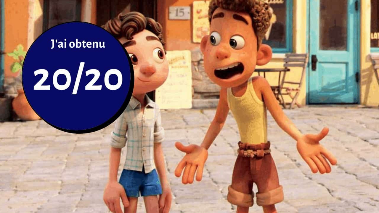 Deux personnages masculins animés issus d'une scène de film, l'un célébrant avec un badge disant "j'ai obtenu 20/20" dans un charmant décor de rue européenne.