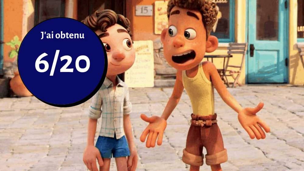 Deux garçons animés du film "Luca" semblant surpris et déçus, debout sur une place de village pittoresque et ensoleillée avec un score de "6/20" affiché sur un cercle bleu.