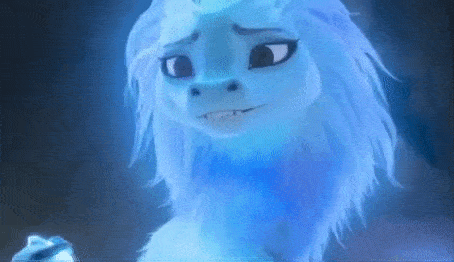 Une créature animée bleue et blanche, ressemblant à un yéti duveteux, sourit doucement tandis que des flocons de neige dérivent dans un environnement glacial inspiré de "Raya et le Dernier Dragon.