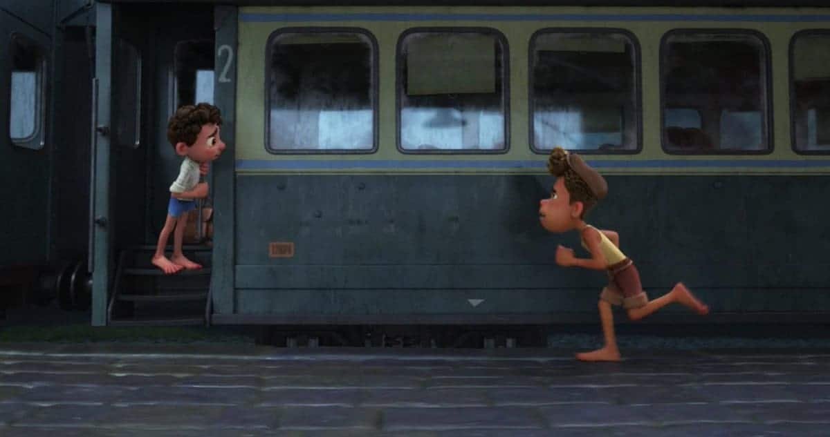 Deux enfants animés dans une gare ; un enfant monte à bord d'un train tandis que l'autre court vers lui, tous deux semblent excités et impatients dans cette scène du film d'animation Pixar.