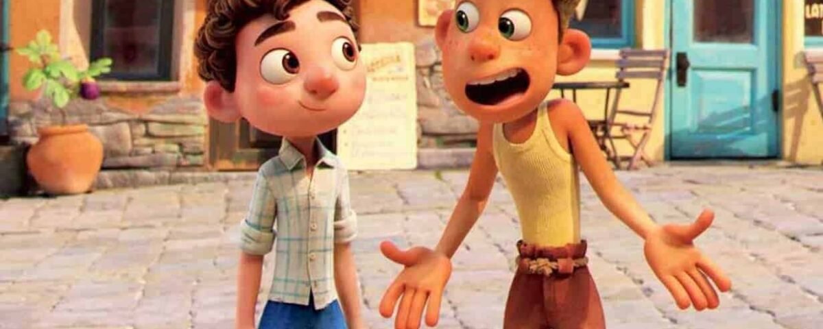 Deux garçons animés, rappelant le film "Luca", conversant avec enthousiasme sur une place de village pittoresque et ensoleillée, avec des bâtiments rustiques et une plante en arrière-plan.