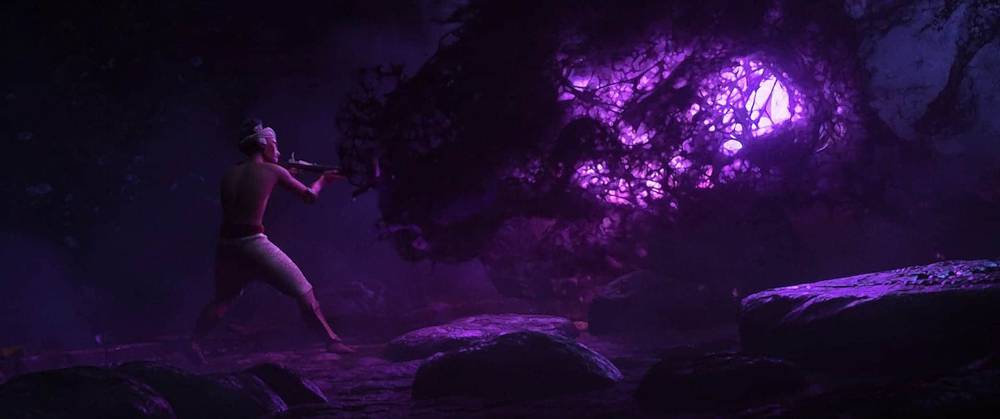Un guerrier armé d'une épée s'approche prudemment d'un portail violet brillant dans un décor forestier sombre et mystique inspiré de "Raya et le Dernier Dragon.