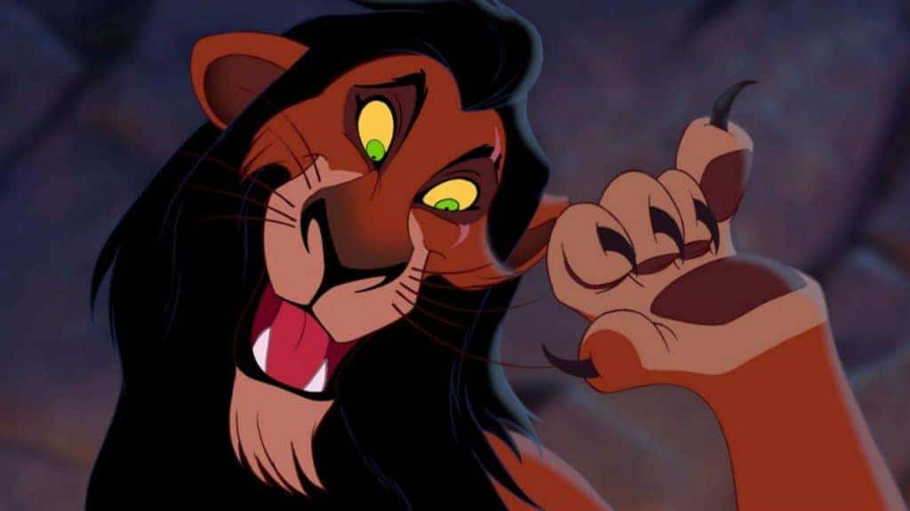 Une image animée montrant Scar, un méchant de Disney avec une crinière sombre et élégante et des yeux verts, levant malicieusement sa patte sur un fond rocheux ombragé.