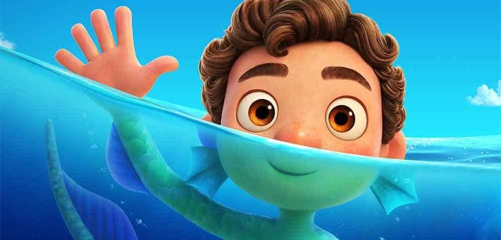 Scène animée du film *Luca* mettant en vedette un jeune garçon aux cheveux bouclés partiellement immergé dans l'eau, souriant et saluant, tandis qu'une sympathique créature marine enroule un tentacule autour de sa main contre un fond lumineux.