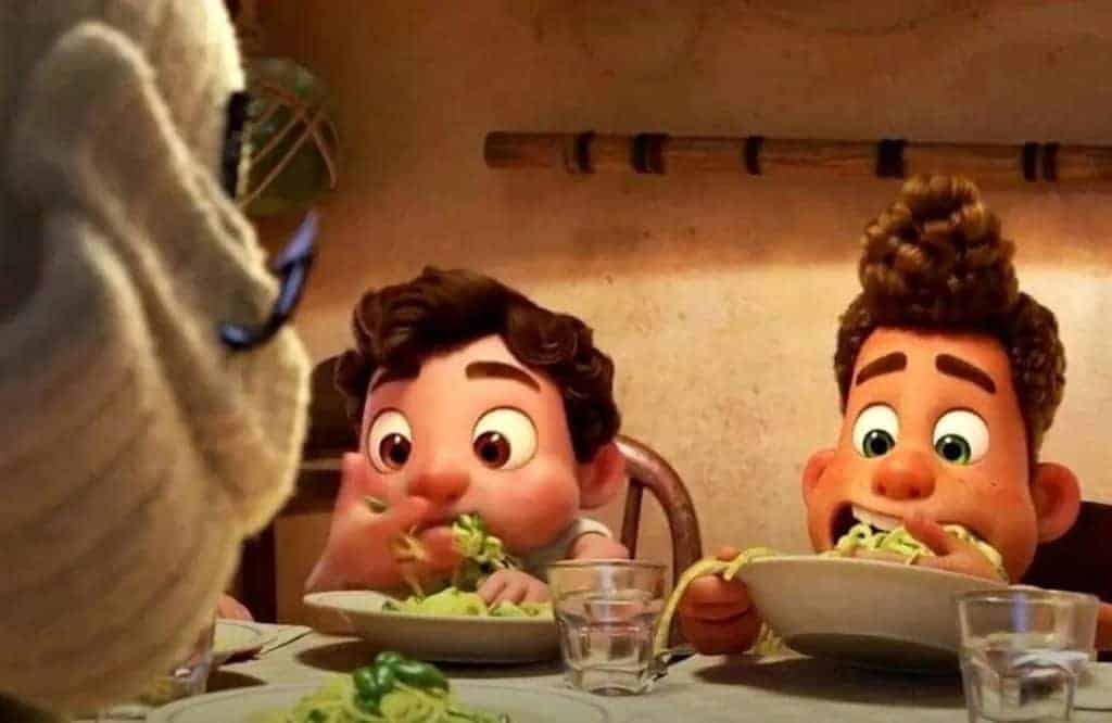 Deux garçons animés nommés Luca et Alberto dégustant des spaghettis et de la salade à table, Luca regardant une silhouette adulte, dans un cadre confortable et chaleureusement éclairé.