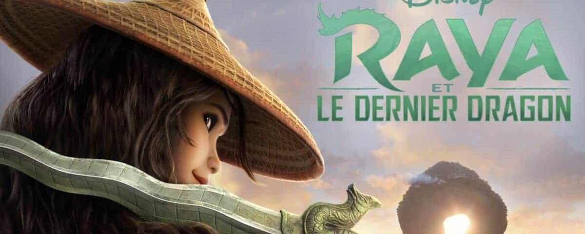 Image promotionnelle pour "Raya et le dernier dragon" de Disney montrant Raya portant un chapeau de paille, regardant par-dessus son épaule avec un parchemin de dragon à la main, avec en toile de fond un coucher de soleil.