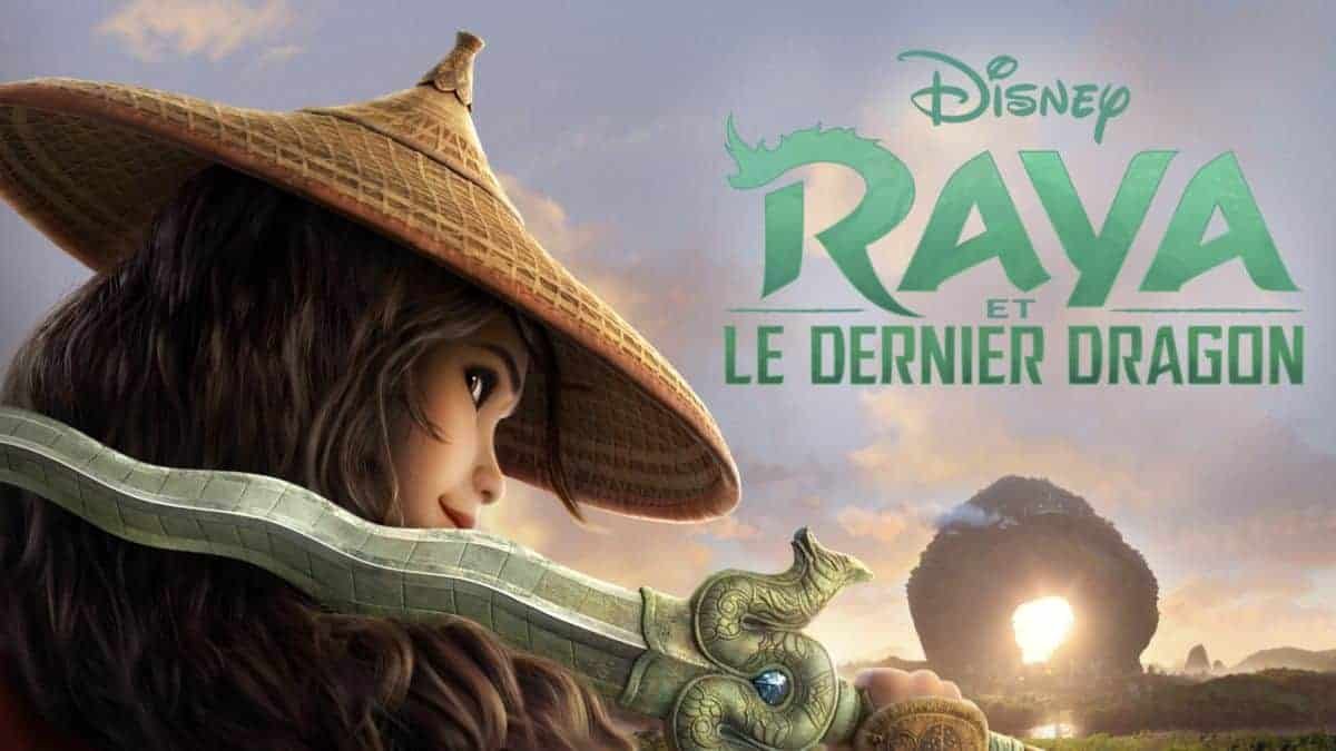 Image promotionnelle pour "Raya et le dernier dragon" de Disney montrant Raya portant un chapeau de paille, regardant par-dessus son épaule avec un parchemin de dragon à la main, avec en toile de fond un coucher de soleil.