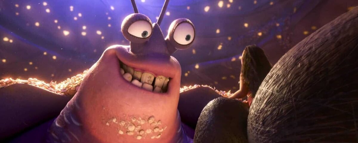 Image animée montrant un monstre violet à trois yeux avec des dents éparses souriant et semblant émerveillé par les particules lumineuses qui l'entourent dans un décor Disney sombre et mystique.