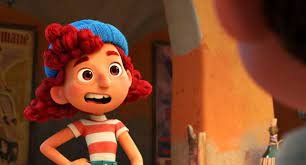 Une jeune fille animée aux cheveux roux bouclés et au chapeau rayé bleu et blanc lève les yeux avec de grands yeux dans une pièce chaleureusement éclairée, rappelant une scène du film Pixar 2021 "Luca".