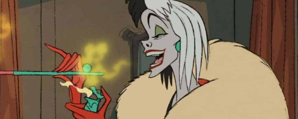 Cruella de Vil des "101 Dalmatiens" regardant avec malveillance un objet vert brillant dans sa main, portant un grand manteau de fourrure et souriant, contre un