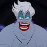 Ursula, l'une des méchantes emblématiques de Disney dans "La Petite Sirène", sourit méchamment avec ses cheveux blancs et ses tentacules violets visibles en arrière-plan.