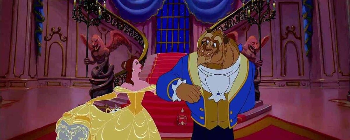 Belle en robe jaune danse avec la bête en costume bleu dans la salle de bal d'un grand château, sous un lustre, du film d'animation Disney "La Belle et la Bête".