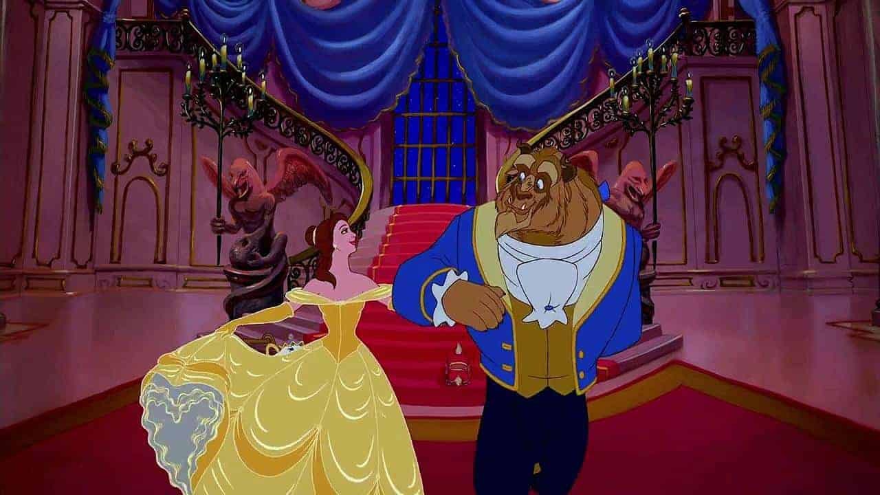 Belle en robe jaune danse avec la bête en costume bleu dans la salle de bal d'un grand château, sous un lustre, du film d'animation Disney "La Belle et la Bête".